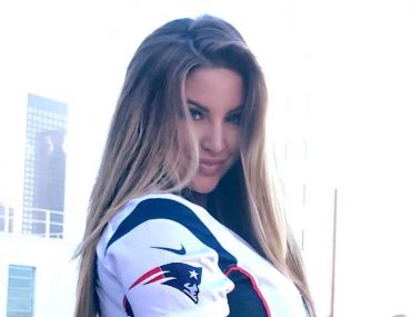 Is Ashley Alexiss Married? Wiki: Engaged, Wedding, Net Worth, Clothing