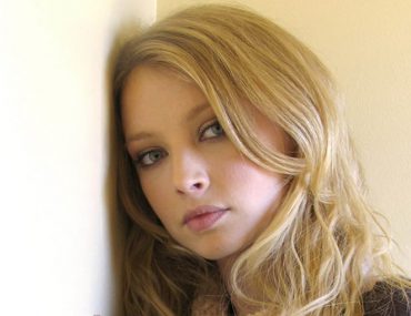 Who is Elisabeth Harnois from 
