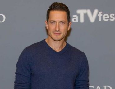 Who is actor Sasha Roiz? Is he married? His Wiki: Wedding Ring, Family, Wife, Brother, Parents, Languages