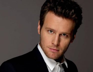 What is Jonathan Groff from “Glee” doing now? His Bio: Net Worth, Singing Career, Family, Single, Facts
