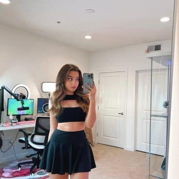 Slayeas: A Princess Who Loves to Dance, Stream and Travel - Biography