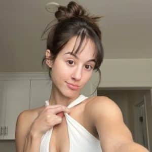 Jules Ari: The Bendy Girl Who Makes Videos and Cute Podcasts